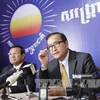 Ông Sam Rainsy (phải) trong một cuộc họp báo tại Phnom Penh ngày 28/12. (Nguồn: THX/TTXVN)