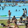 Người dân Argentina tránh nóng tại các bể bơi. (Nguồn: THX)