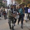 Chuyển người bị thương trong vụ bạo động do người ủng hộ đảng đối lập tiến hành ở Dhaka ngày 5/1. (Nguồn: AFP/TTXVN)