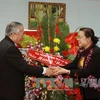 Bí thư TW Đảng, Trưởng Ban Dân vận TW Hà Thị Khiết nhận hoa chúc mừng. (Ảnh: Nguyễn Dân/TTXVN)