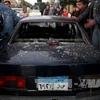 Xe ôtô bị phá hủy trong vụ đánh bom thứ 4 gần Kim tự tháp Giza ở Cairo ngày 24/1. (Nguồn: AFP/TTXVN)