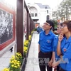 Khách xem triển lãm ảnh tại Công viên Lam Sơn 2013. (Ảnh: Phương Vy/TTXVN)