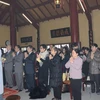 Các phật tử làm lễ cầu an tại Trúc Lâm Thiền viện. (Ảnh: Bích Hà/Vietnam+)