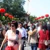 Du khách nước ngoài cùng người dân Hà Nội viếng chùa Trấn Quốc trong những ngày đầu năm Giáp Ngọ 2014. (Ảnh: Phạm Kiên/TTXVN)