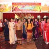 Các thành viên Câu lạc bộ đồng hương Xiêng Khoảng múa hát mừng Xuân. (Ảnh: Hoàng Chương/Vietnam+)