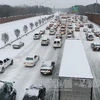 Các xe ôtô di chuyển chậm do tuyết rơi dày đặc tại Morrisville, Bắc Carolina ngày 12/2. (Nguồn: AFP/TTXVN)