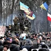 Người biểu tình tập trung bên ngoài tòa nhà Quốc hội ở Kiev ngày 28/2. (Nguồn: AFP/TTXVN)