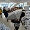 Chuyển các bao gạo cứu trợ cho các nạn nhân ngập lụt ở thị trấn San Mateo, phía đông Manila. (Nguồn: AFP/TTXVN)