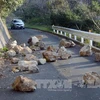Đất đá rơi xuống lòng đường sau trận động đất tại Seiyo sáng 14/3. (Nguồn: Kyodo/TTXVN)