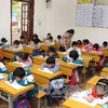 Giờ học Tiếng Việt của các em học sinh lớp 1 Trường Tiểu học Hà Nội-Điện Biên. (Ảnh: Quý Trung/TTXVN)