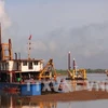 Thi công gói thầu nạo vét kênh tắt và công trình bảo vệ bờ thuộc Dự án Luồng cho tàu biển trọng tải lớn vào sông Hậu tại Trà Vinh.( Ảnh: Ngọc Hà/TTXVN.)