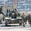 Xe bọc thép của một nhóm vũ trang chưa rõ thuộc lực lượng nào trấn giữ bên ngoài một tòa nhà chính quyền ở thành phố Slavyansk ngày 16/4. (Nguồn: AFP/TTXVN)