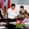 Việt kiều Lào ủng hộ tiểu thương chợ Thongkhankham