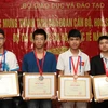 Tặng bằng khen đoàn học sinh thi Olympic Tin học quốc tế 2014