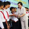 Phó Chủ tịch nước trao học bổng cho học sinh nghèo vượt khó