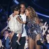 Beyonce và Jay Z "khóa môi" đắm đuối, đập tan tin đồn ly hôn 
