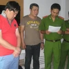 Đối tượng Li Shi Min (áo đỏ) bị Cơ quan Công an Việt Nam bắt giữ vì có hành vi lừa đảo. (Nguồn: Công an Thành phố Hồ Chí Minh)