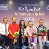 Nhà Hà Nội học Vũ Tuân Sán (giữa) trong lễ trao giải thưởng. (Nguồn: Thể thao & Văn hóa)