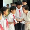 Phó Chủ tịch nước tặng thưởng 100 học sinh trường Giáo dưỡng
