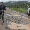 Phú Yên: Người dân tự lập gác chắn vì xe tải cày nát đường 