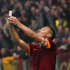 "Tự sướng" bằng iPhone, Totti bị điều tra quảng cáo trá hình 