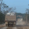 Quảng Bình: Xe chở ximăng "băm nát" đường, hủy hoại môi trường