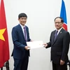 Đại sứ Nguyễn Hoành Năm và Tổng Thư ký ASEAN Lê Lương Minh. (Ảnh: Trần Hiệp/TXVN)