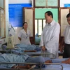 Thăm hỏi, tặng quà 20 bệnh nhân bị ngộ độc nấm lạ tại Bệnh viện Đa khoa huyện Yên Minh. (Ảnh: Hoàng Lan/TTXVN) 