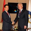 Thủ tướng Nguyễn Tấn Dũng và Chủ tịch Ban Thường trực Ủy ban Kinh tế Á-Âu, Victor Khristenko. (Ảnh: Đức Tám/TTXVN)