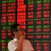 Một nhà đầu tư theo dõi thông tin chứng khoán tại một công ty môi giới chứng khoán ở Phụ Dương, Trung Quốc. (Nguồn: Reuters)