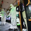 Nhân viên y tế Hàn Quốc phun thuốc khử trùng để ngăn chặn sự lây lan của MERS tại thủ đô Seoul ngày 15/6. (Nguồn: AFP/TTXVN)