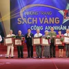 Chủ tịch nước Trương Tấn Sang trao giải cho các tác giả. (Ảnh: Nguyễn Khang/TTXVN)
