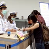 Hành khách từ Hàn Quốc nhập cảnh đến Việt Nam thực hiện kê khai y tế. (Ảnh: Dương Ngọc/TTXVN)