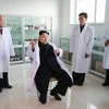 Các nhà khoa học Triều Tiên, dẫn đầu bởi Kim Jong-un, tuyên bố đã chữa khỏi AIDS, Ebola, SARS và MERS. (Nguồn: mirror.co.uk)