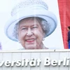 Ảnh của Nữ hoàng Elizabeth II được đặt trên lối vào Đại học Kỹ thuật Berlin trước chuyến thăm của bà. (Nguồn: Reuters)