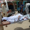 Chuyển một bệnh nhân bị đột quỵ do thời tiết quá nắng nóng tới bệnh viện ở Karachi. (Nguồn: AFP/TTXVN)