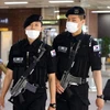 Nhân viên an ninh sân bay đeo khẩu trang phòng tránh MERS tại sân bay quốc tế Gimpo ở thủ đô Seoul ngày 19/6. (Nguồn: Kyodo/TTXVN)
