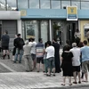 Người dân Hy Lạp xếp hàng chờ rút tiền tại máy rút tiền tự động ở Athens ngày 27/6. (Nguồn: AFP/ TTXVN)