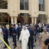 Lực lượng an ninh Kuwait tập trung bên ngoài nhà thờ Al-Imam al-Sadeq sau vụ đánh bom. (Nguồn: AFP/TTXVN)