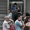 Người dân Hy Lạp xếp hàng chờ rút tiền tại máy rút tiền tự động ở Athens ngày 27/6. (Nguồn: AFP/TTXVN)