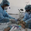 Bệnh viện Nhi Đồng 1 diễn tập tình huống đặt ống nội khí, lấy máu xét nghiệm MERS - CoV. (Ảnh: Phương Vy/TTXVN)