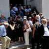 Người dân xếp hàng chờ rút tiền bên ngoài chi nhánh Ngân hàng quốc gia Hy Lạp đã đóng cửa ở Thessaloniki ngày 29/6. (Nguồn: AFP/TTXVN) 
