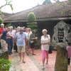 Du khách nước ngoài tham quan nhà cổ ông Kiệt tại Làng cổ Đông Hòa Hiệp, huyện Cái Bè. (Ảnh: Minh Trí/TTXVN)