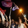 Người dân Hy Lạp ăn mừng tại thủ đô Athens sau khi kết quả trưng cầu dân ý. (Nguồn: THX/TTXVN)