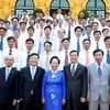 Phó Chủ tịch nước Nguyễn Thị Doan chụp ảnh kỷ niệm với các đại biểu Tập đoàn Hóa chất Việt Nam. (Ảnh: Thống Nhất/TTXVN)