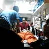 Nhân viên cứu hộ cấp cứu một nạn nhân bị choáng do khí độc. (Nguồn: New Straits Times)