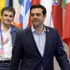 Thủ tướng Hy Lạp Alexis Tsipras (phải) và Bộ trưởng Tài chính Euclide Tsakalotos rời khỏi Hội nghị thượng đỉnh Eurozone tại Brussels ngày 13/7. (Nguồn: AFP/TTXVN)