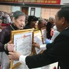 Lãnh đạo tỉnh Thừa Thiên-Huế trao tặng danh hiệu Bà mẹ Việt Nam Anh hùng cho các mẹ và đại diện gia đình. (Ảnh: Tường Vi/TTXVN)
