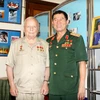 Trung tướng Phạm Tuân và Thiếu tướng Vichtor Gorbatco​. (Ảnh: Thái Bình/TTXVN)