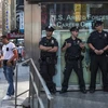 Cảnh sát Mỹ gác tại trung tâm tuyển quân trên Quảng trường Thời đại ở New York ngày 16/7. (Nguồn: AFP/TTXVN)